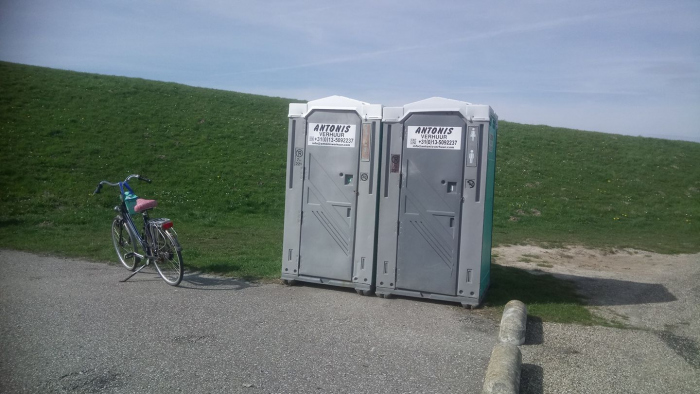 Mobiele toiletten Bergse Diepsluis weer geplaatst