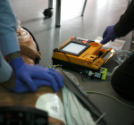 Duikschoolhouder helpt heel Scharendijke aan AED's