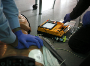 Duikschoolhouder helpt heel Scharendijke aan AED's