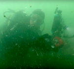 Kreeftenvisser gooit zijn fuik uit over duikers bij Strijenham