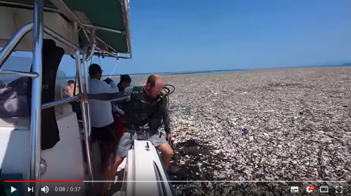 Plastic zee voor de kust van Honduras