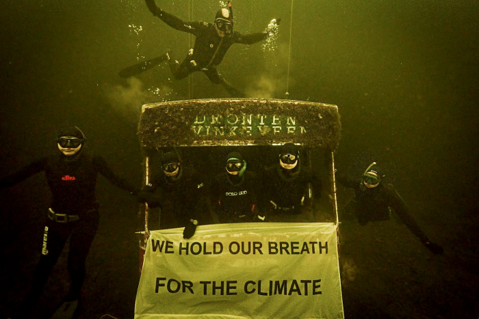 Freedivers duiken voor het klimaat bij Eiland 4