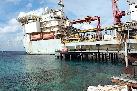 Oud schip bij Tugboat Curaçao wordt verplaatst