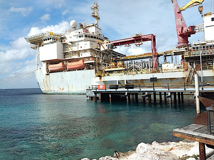 Oud schip bij Tugboat Curaçao wordt verplaatst