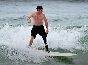 Jeugdduiker vindt prothese van surfer terug