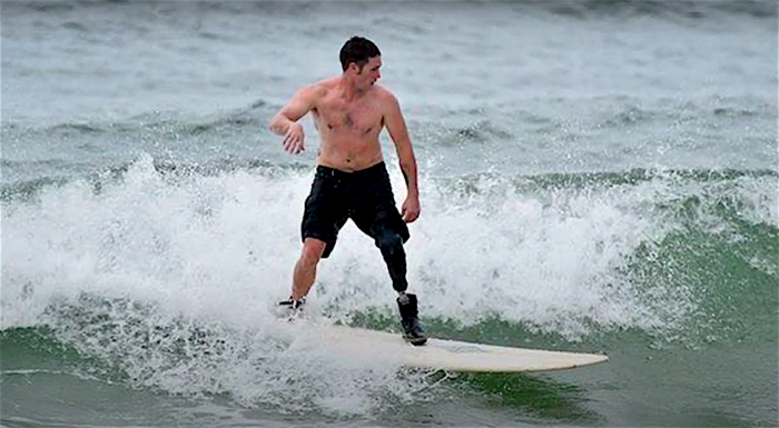 Jeugdduiker vindt prothese van surfer terug