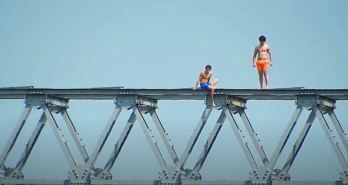 Pas op voor brug en steiger springers!