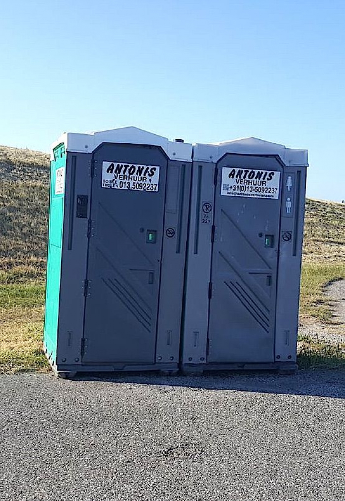 Mobiele toiletten weer geplaatst bij Bergse Diepsluis