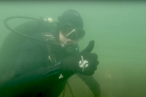 E-handschoen helpt duikers communiceren. Met elkaar en met mensen aan de oppervlakte