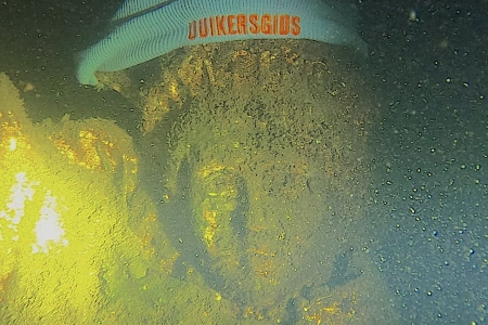 De Duikersgids muts vervolgt zijn reis onderwater. Wil jij er ook eentje?