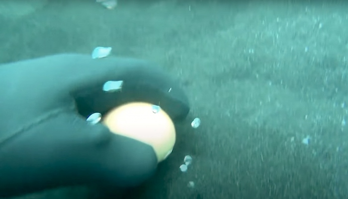 Deze duiker kookt een ei op de bodem van een meer met koud water. Hoe dat zit lees je hier!